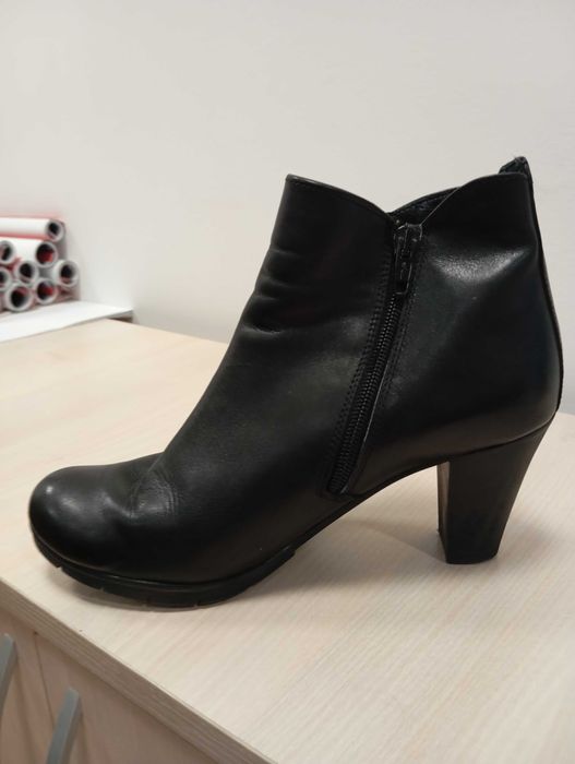 Дамски боти от естествена кожа.