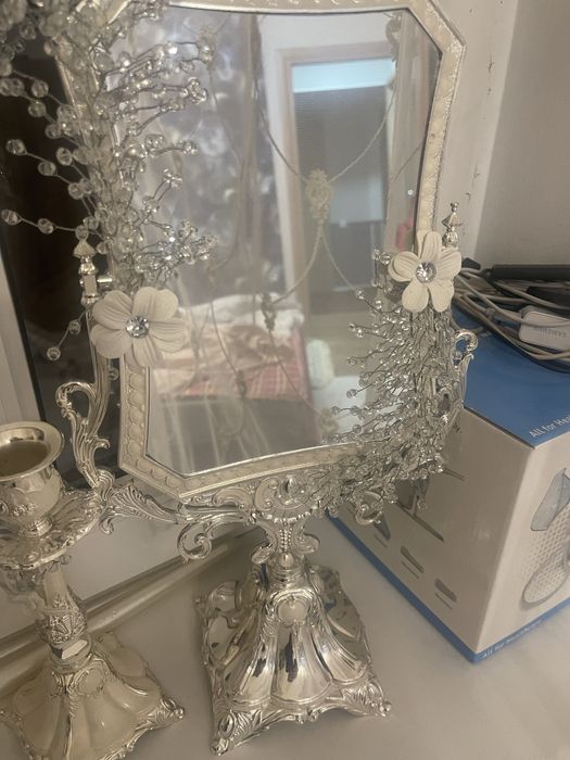 Зеркало и подсвечники