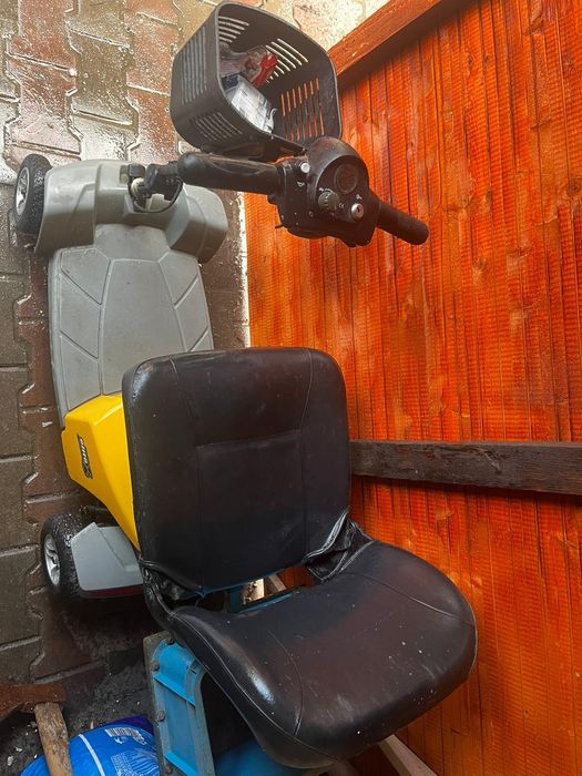 Vând cărucior electric pt pers dizabilități