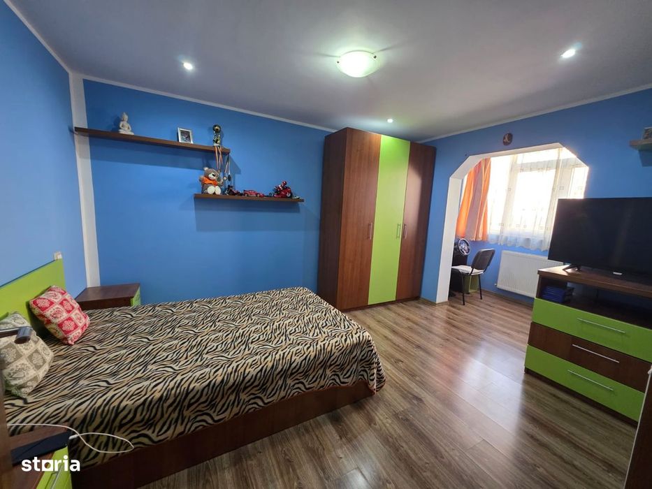 4 camere, zona Favorit, etaj intermediar, 2 balcoane, mobilat, utilat