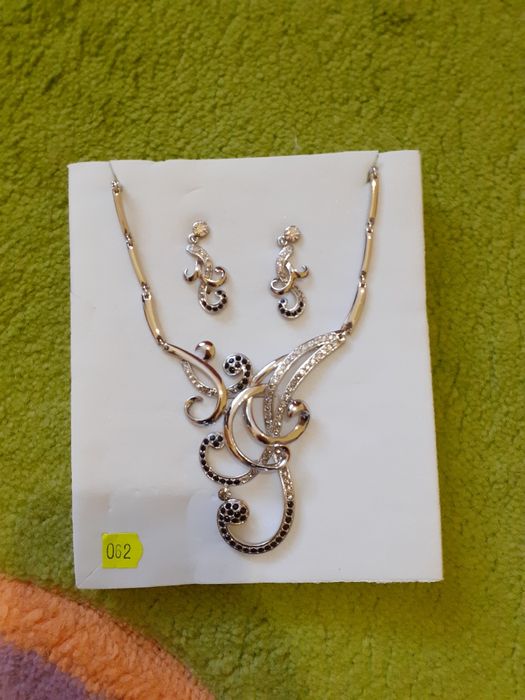 БИЖУТАТА за бал или официален повод