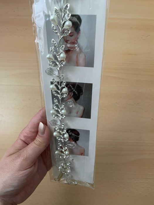 НОВ Аксесоар за коса - Мека диадема с ефектни камъчета