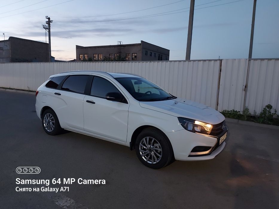 Лада Vesta универсал 2020 года.