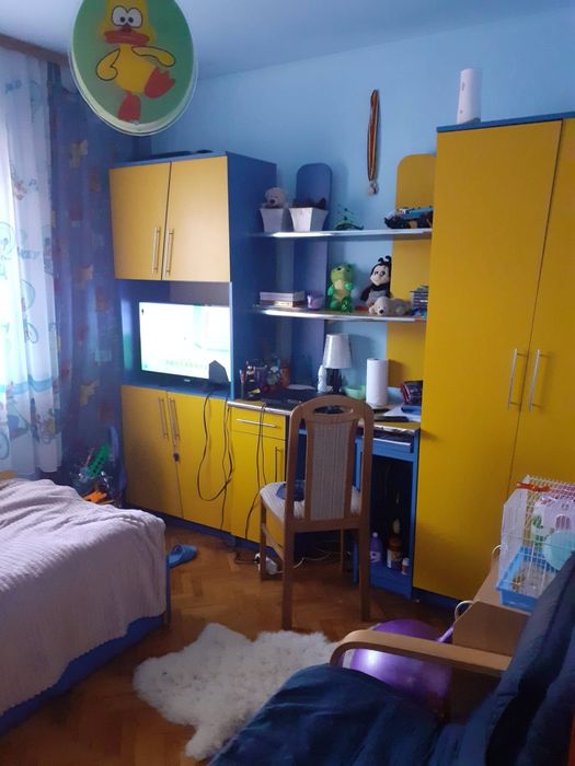 Închiriez apartament .