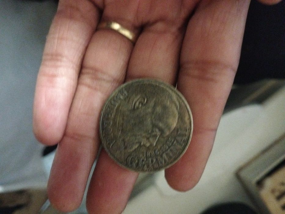moneda din 1985   este căutată dar nu foarte mult are vechime câțiva ani