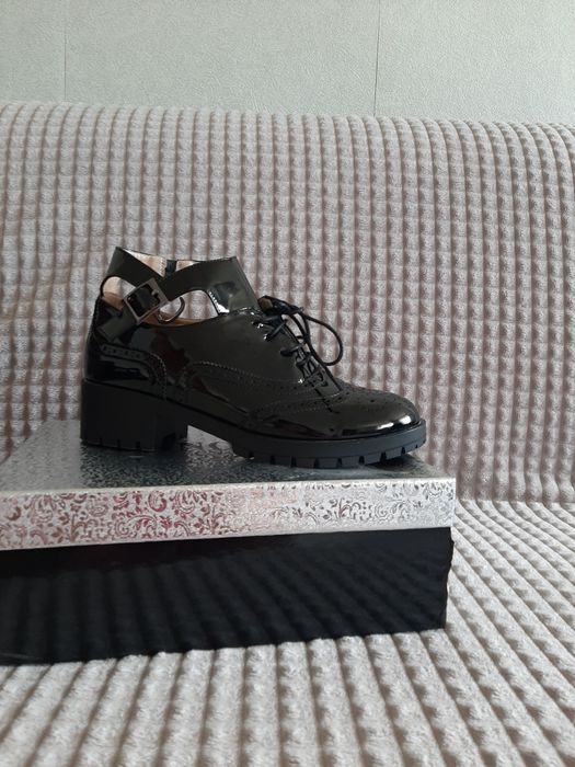 Продам ботинки женские