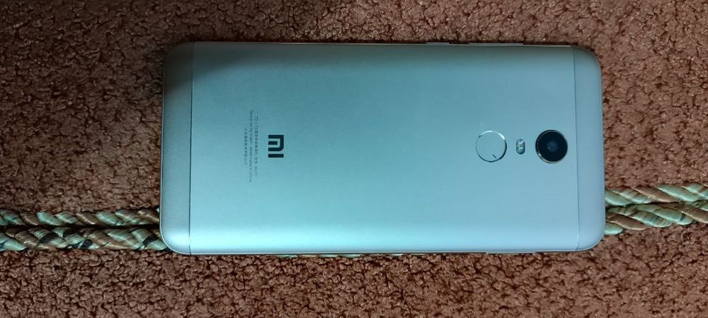 Продаю телефон Redmi 5 plus