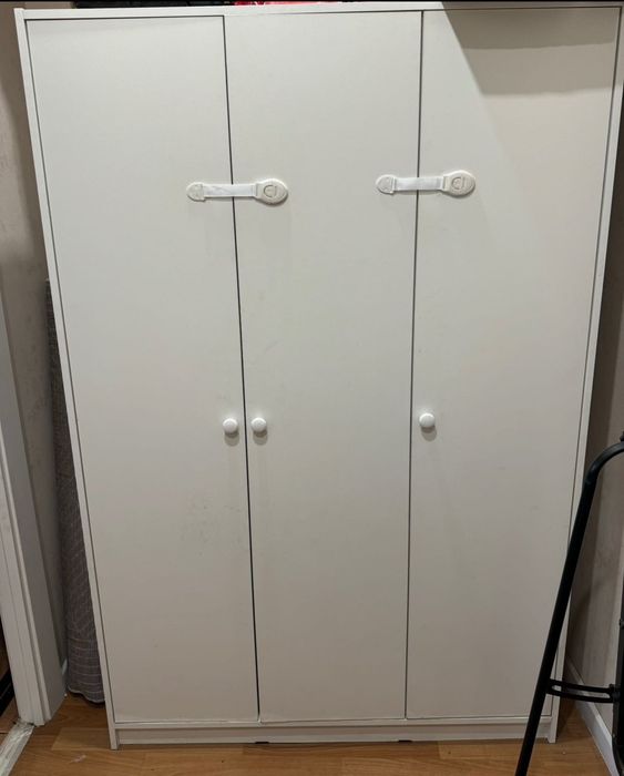 Продам 2 шкафа с небольшим дефектом