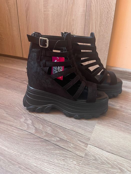 Сандали на платформа