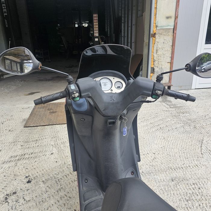 Продавам скутер Пежо Елисео 50