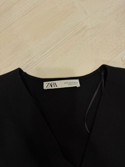 Стилна черна жилетка Zara