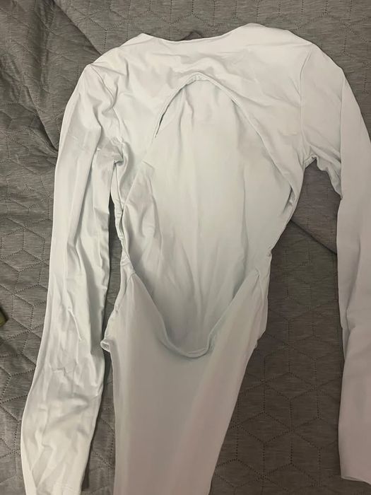 Бяло боди с гол гръб