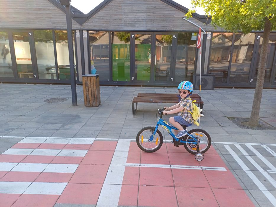 Bicicleta copii Ghost, 3-7 ani. Roti ajutătoare, fanion vizibilitate, roti 16 "