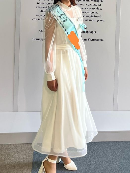 Слегка пышное белое платье