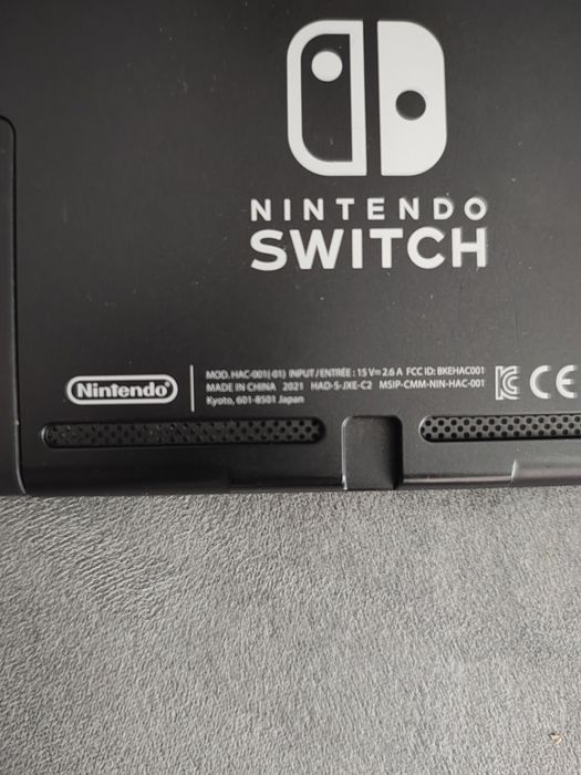 Nintendo Switch cu husa și joc