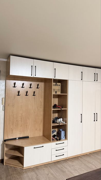 Продается шкаф в прихожую