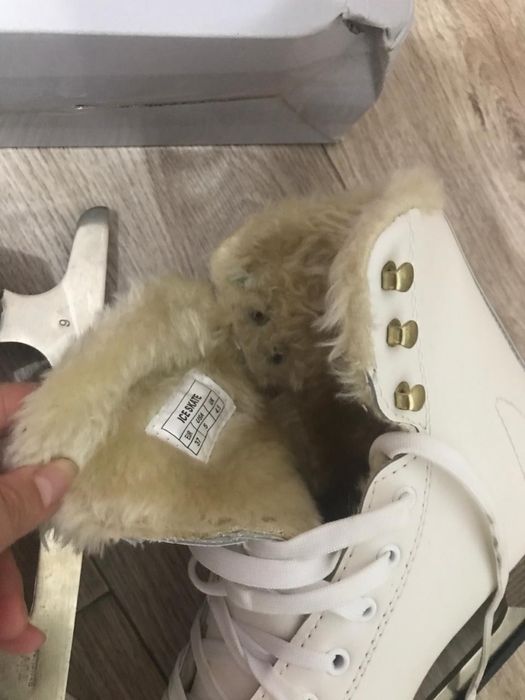 Продам коньки женские