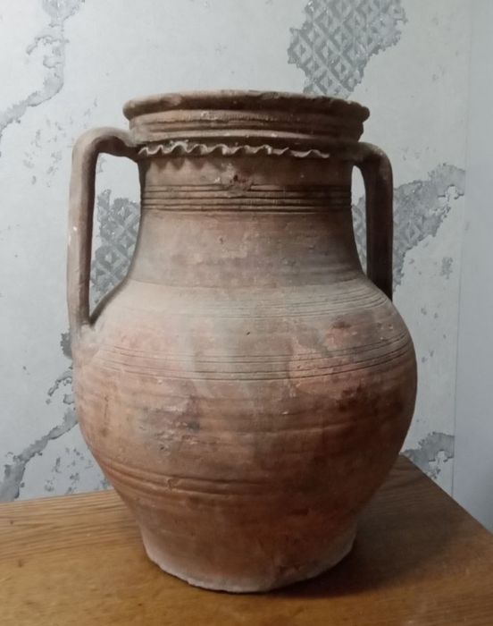 Кувшин древний, очень старый.