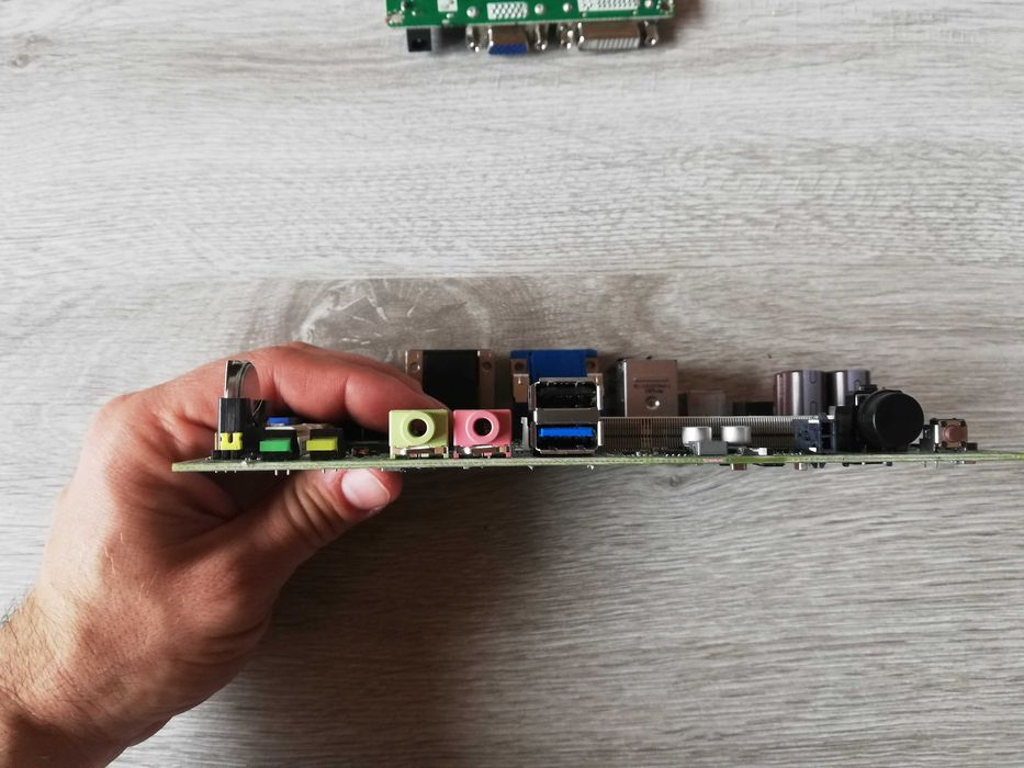 Axiomtek eBox626-853-FL Fanless Embedded PC