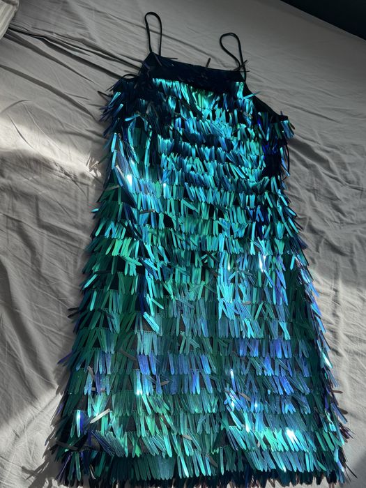 Рокля покрита ицяло с блестящи пайети