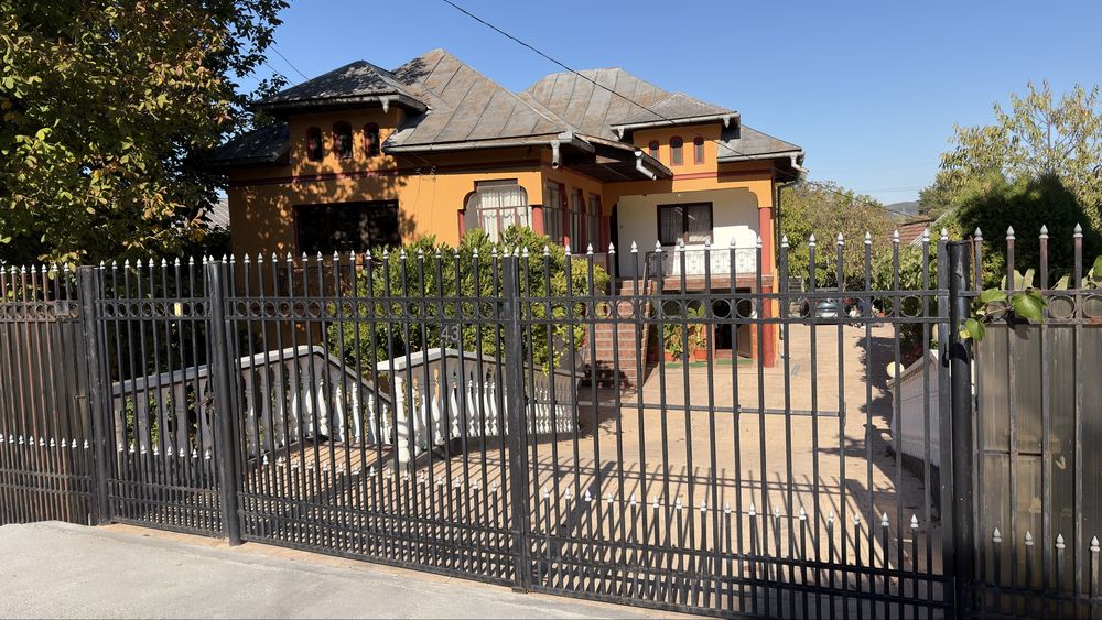 Casa spatioasa in Comuna Aninoasa , sat Groserea
