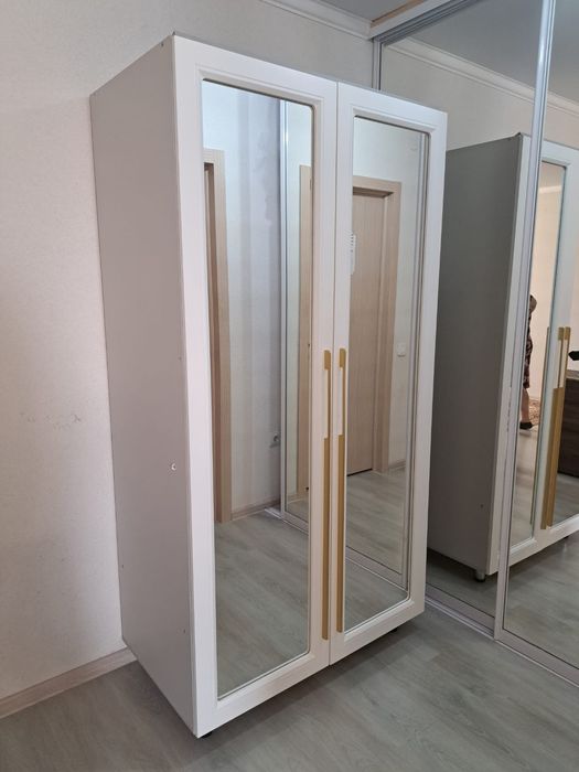 Продам белый шкаф