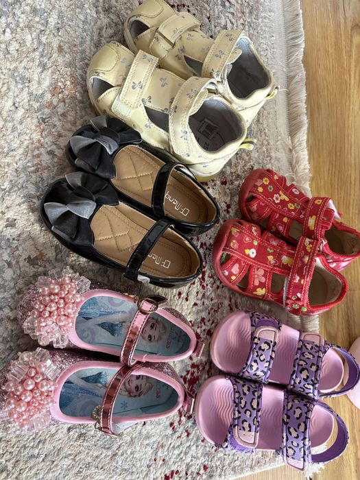 Продам туфли для девочек сандали за все 7000