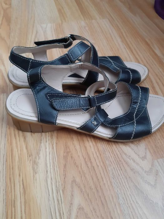 Продавам сандали от естествена кожа