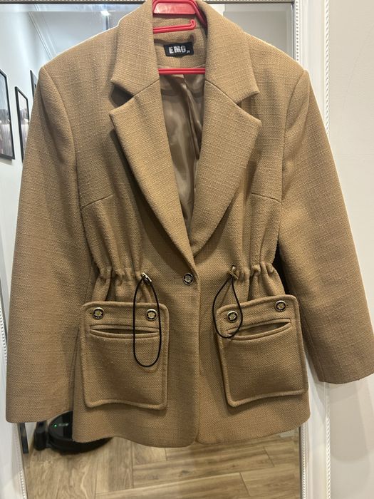 Късо кафяво палто