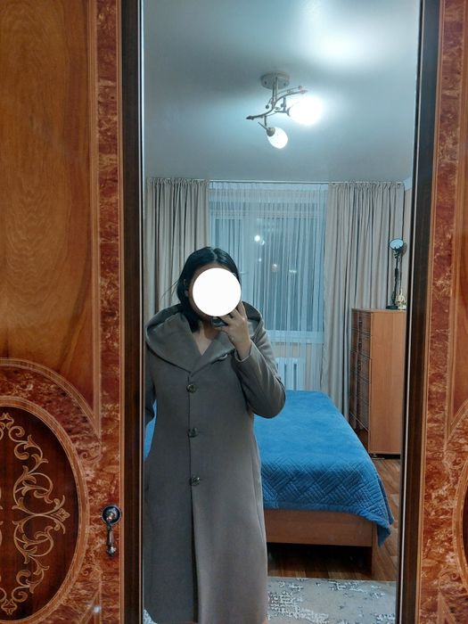 Пальто бежевого цвета