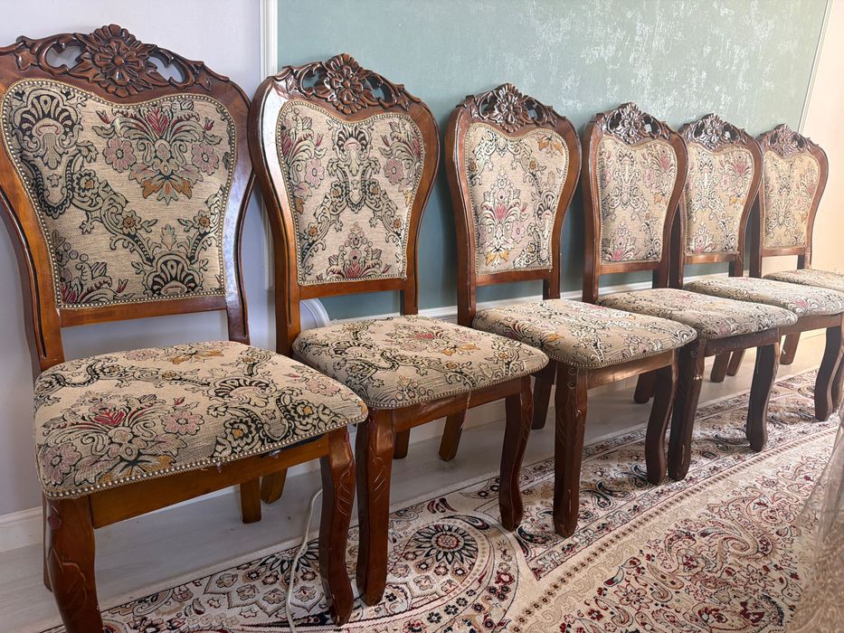 Деревянные стулья