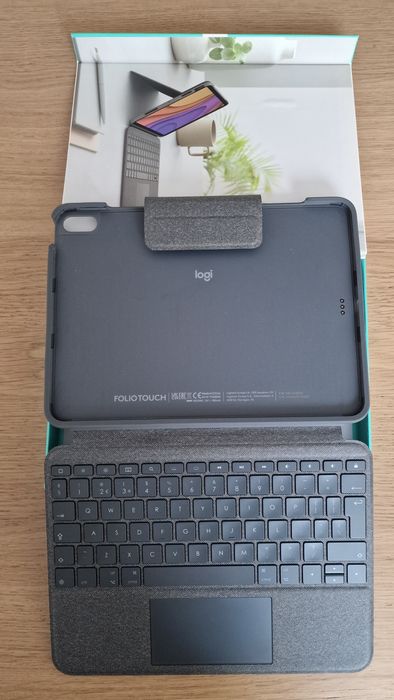 Husa Logitech Folio Touch cu tastatura iluminata si trackpad pentru iPad Air gen 4 si 5