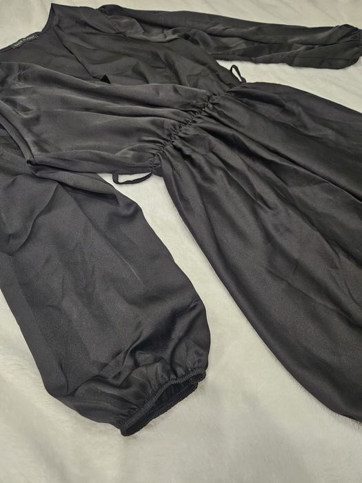 Черна сатенена чисто нова рокля