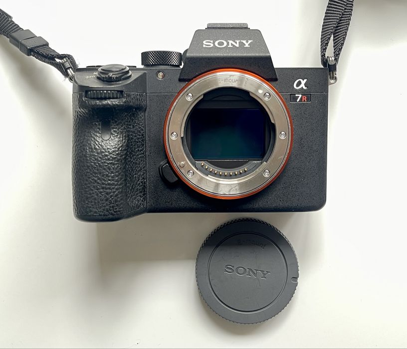 Sony A7R III + вертикальный хват Sony + 2 оригинальные батареи Sony