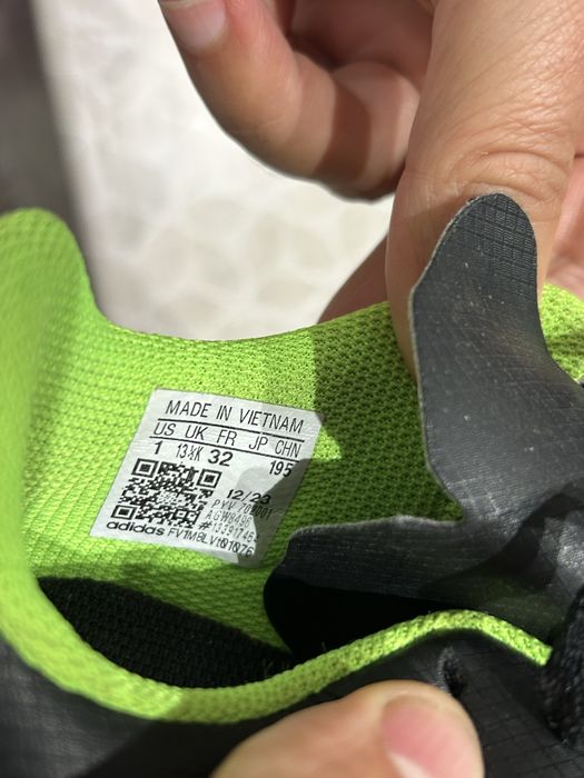 БУТОНКИ.    Обувани са буквално 2 пъти.