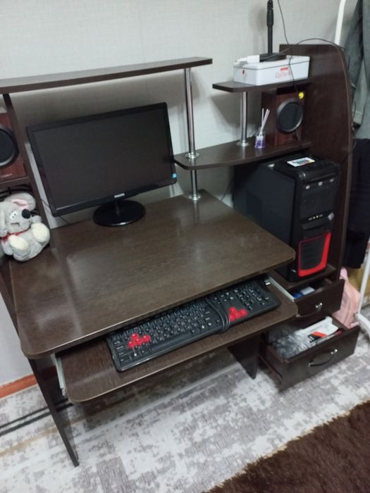 Компьютерный стол и компьютер.