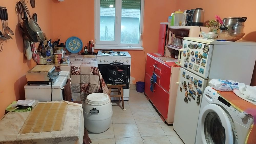 Къща с голям двор в село Брегаре