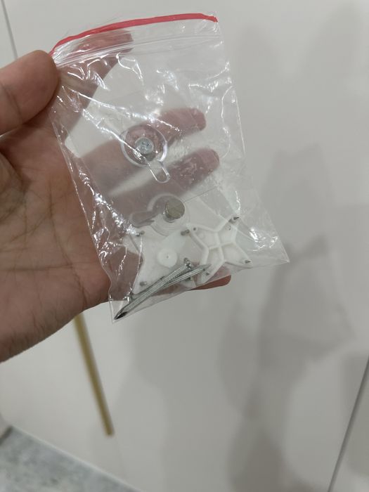 Вешалка продается металлическая