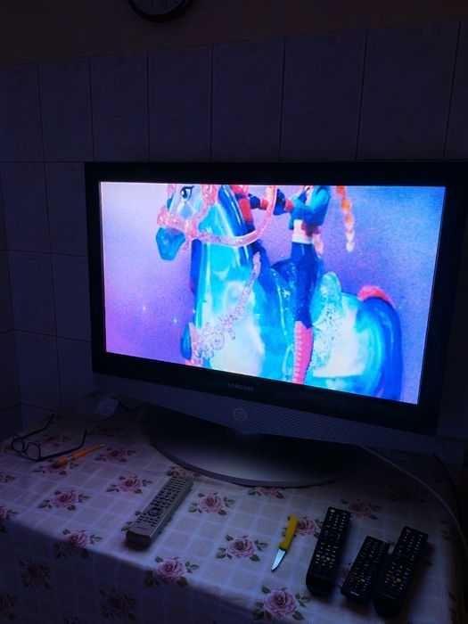 Vând tv samsung cu telecomanda