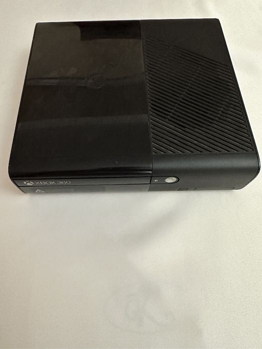 Xbox 360 E 250GB — 2 оригинальных геймпада, игры