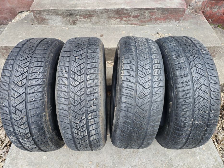 Vând cauciucuri Pirelli