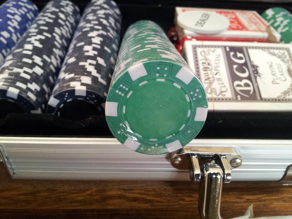 Set poker 500 cu jetoane neimprimate. 11.5 g. Cutie de aluminiu. Nou!