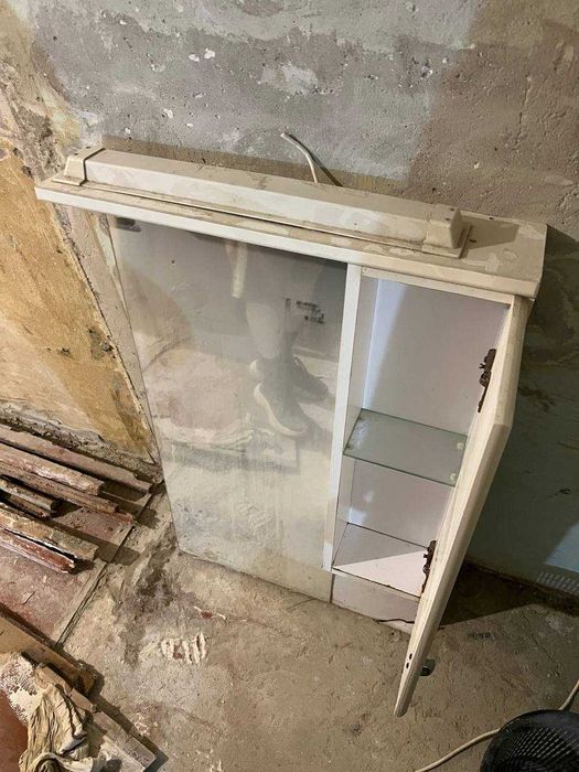 Зеркало со шкафчиком в ванную