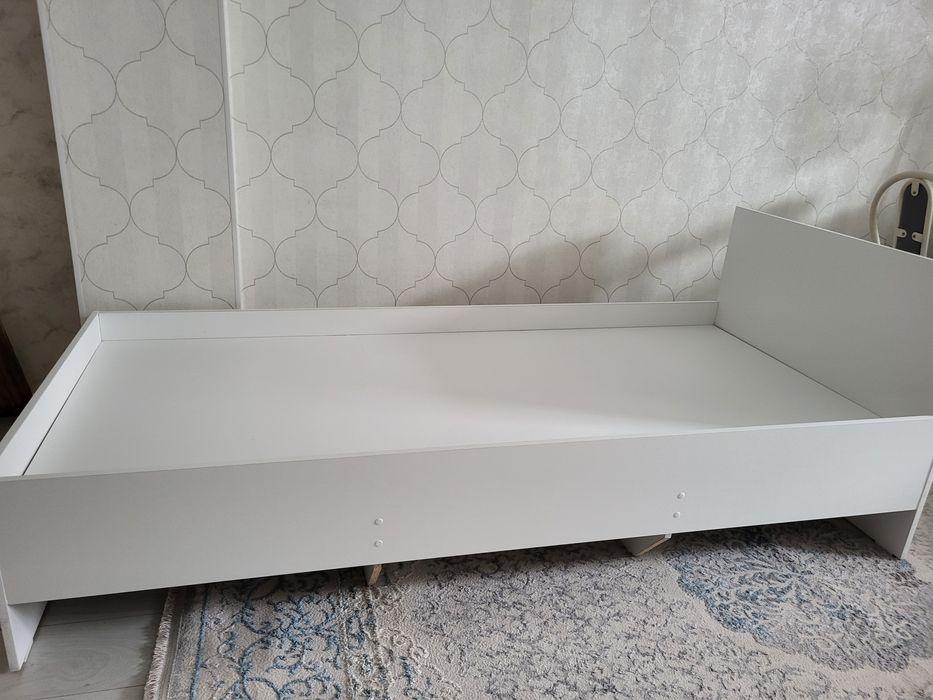 Кровать без матраса 200/90