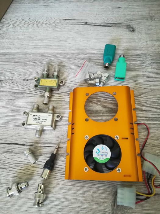 Безжични мишки за компютър, кабели и чинчове за стерео аудио и видео.