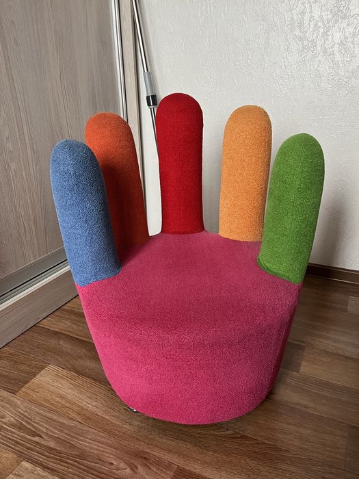 Цветное кресло рука
