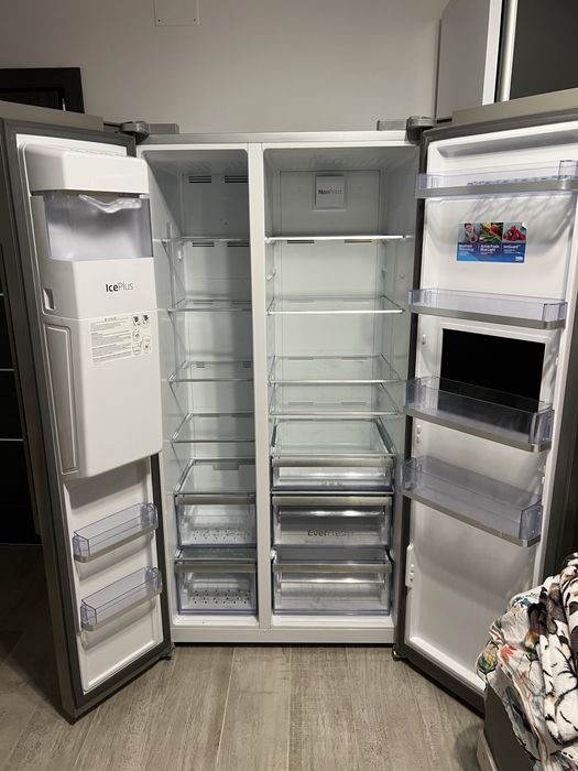 Side-by-side Beko GN162431ZX