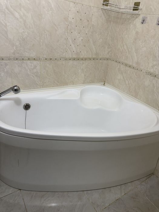 Продам угловую ванну акриловая
