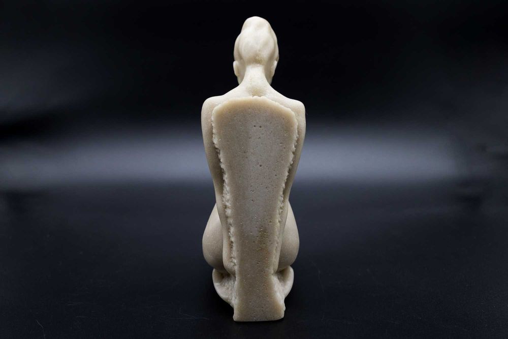 Ръчно изработена мраморна скулптура „Елиана“ – поставка за книги