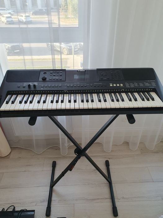 Синтезатор Yamaha PSR-E453 + прочная стойка Quick-A